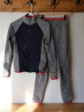 Athleta Andes Baselayer Active Set with Navy Front Panels and Red Trim